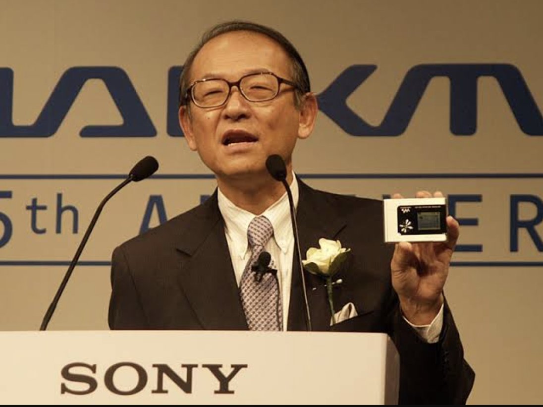 2004年7月10日、HDDウォークマン初号機『NW-HD1』（20GB）が発売されました。外装にマグネシウムを採用した名刺サイズかつ重さ110gは世界最小最軽量。1.8インチのHDDを内蔵し、落下時には磁気記録ヘッドがハードディスクから退避するよう、Gセンサー機構が搭載されていました。