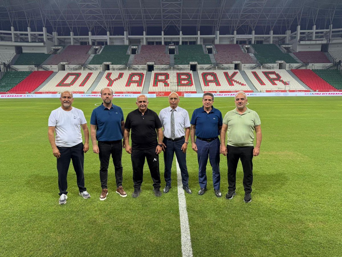 Türkiye Karate Federasyonu Heyeti, Diyarbakır’da Şöhretler Maçında Sahadaydı

Türkiye Karate Federasyonu Başkanımız Ercüment Taşdemir, Yönetim Kurulu Üyelerimiz Osman Fatih Destici, Hüseyin Akdemir, Mustafa Ertekin ve Haşim Bulut, Diyarbakır İl Emniyet Müdürümüz Fatih Kaya ile