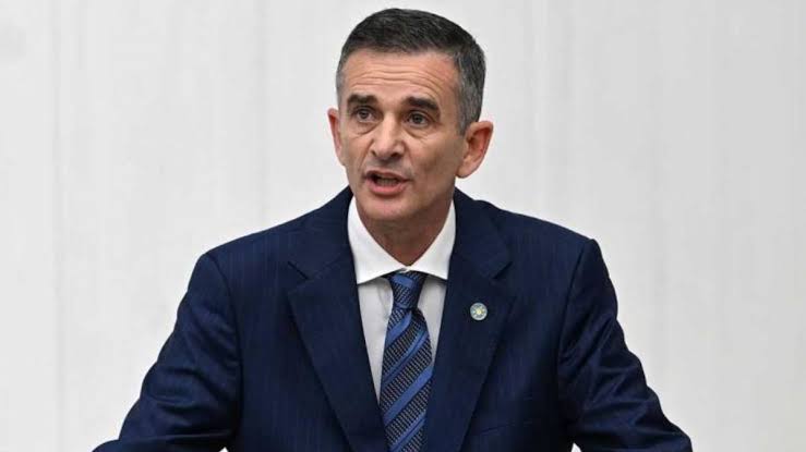 Ümit Dikbayır: 

“PKK’nın siyasi kolu da Hizbullah’ın siyasi kolu da o masada. MİT Başkanı neyin gizli toplantısını yapacak?

Onların bildiğini millet mi bilmeyecek? Kandil bilecek ama Türk milleti bilmeyecek.”