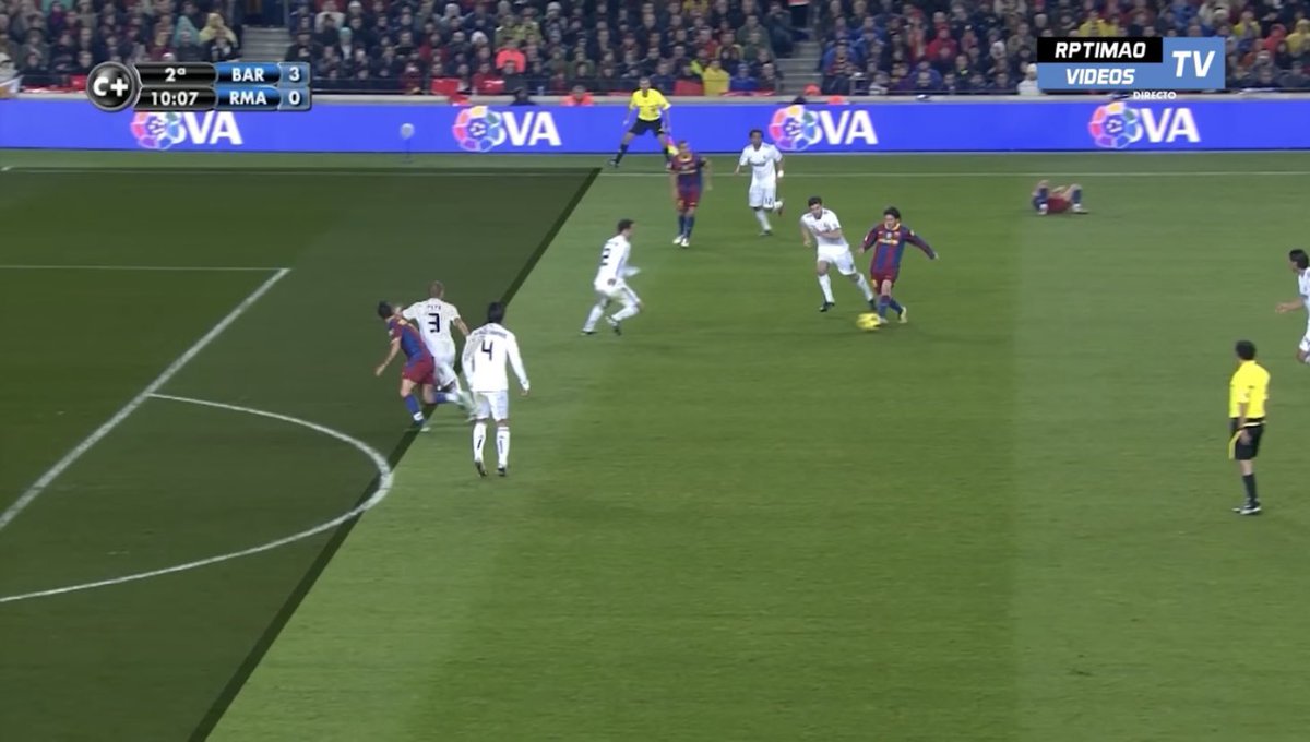 En el famoso 5-0 en el Camp Nou de 2010, con 2-0 en el marcador, Valdés, teniendo ya una amarilla, le hace un penalti de libro a Cristiano en el 40’ 

Pues de un posible 2-1 con uno más, se pasó al 3-0 en fuera de juego 

Hasta los recoge balones tienen que ser sancionados