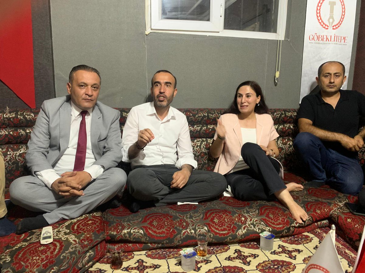 DEM Parti Milletvekili Ferit Şenyaşar, İl Eş Başkanı Ayşe Sürücü ve heyeti, Milli Dayanışma ve Demokrasi Süreci kapsamında cemiyetimizi ziyaret etti.
Toplumsal barış çalışmaları hakkında bilgi verdiler. Nazik ziyaretleri için Teşekkür ederiz.

<a href="/FeritSeny/">Ferit Şenyaşar</a> <a href="/AyseSurucuUrfa/">Ayşe Sürücü</a>