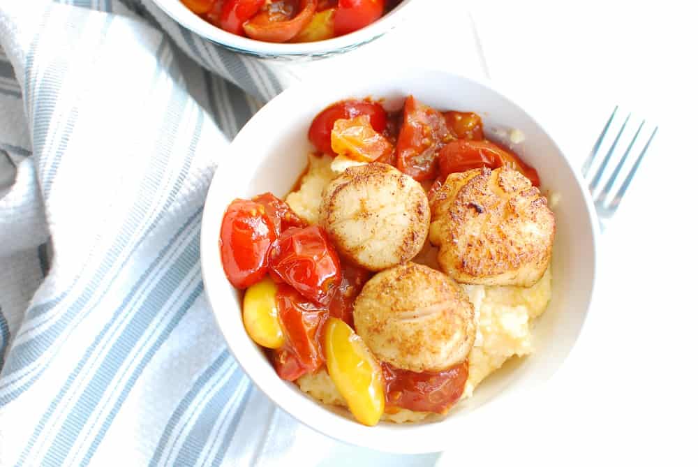 Seared scallops, cheesy grits, and balsamic cherry tomatoes?  YES, please!

Find the recipe here --> snackinginsneakers.com/scallops-and-g…
