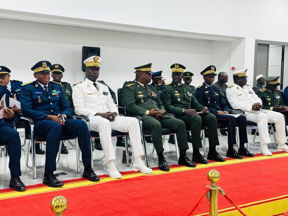 CHEFDIRPA's tweet photo. LES MEILLEURS ÉLÈVES DE L’ANNÉE SCOLAIRE AU PRYTANÉE MILITAIRE DE SAINT-LOUIS PRIMÉS
La traditionnelle cérémonie de distribution de prix aux enfants de troupe qui se sont distingués au courant de l’année scolaire s’est tenue ce matin sous la présidence du général Mbaye CISSÉ, CEMGA, en présence d'autorités militaires et académiques de la région et des familles. L’ET Ameth Babou, sacré meilleur élève au concours général, s'est  particulièrement distingué.  Le théme de cette édition, "l'Ecole: chemin obligé et lieu de formation des ressources humaines de qualité pour le développement d'un pays", a été développé par Docteure Fatou Thioub Gueye professeure de français.