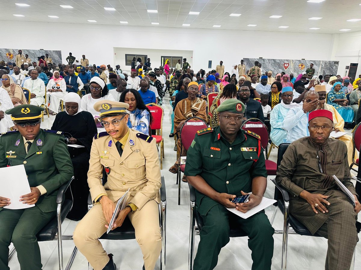 CHEFDIRPA's tweet photo. LES MEILLEURS ÉLÈVES DE L’ANNÉE SCOLAIRE AU PRYTANÉE MILITAIRE DE SAINT-LOUIS PRIMÉS
La traditionnelle cérémonie de distribution de prix aux enfants de troupe qui se sont distingués au courant de l’année scolaire s’est tenue ce matin sous la présidence du général Mbaye CISSÉ, CEMGA, en présence d'autorités militaires et académiques de la région et des familles. L’ET Ameth Babou, sacré meilleur élève au concours général, s'est  particulièrement distingué.  Le théme de cette édition, "l'Ecole: chemin obligé et lieu de formation des ressources humaines de qualité pour le développement d'un pays", a été développé par Docteure Fatou Thioub Gueye professeure de français.