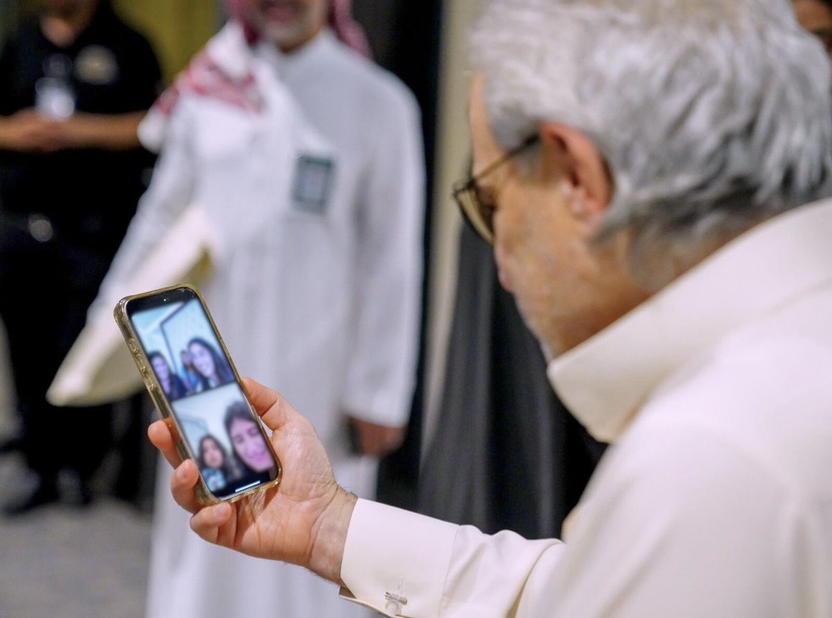 أبوي الوليد حاضر لحفيداته 🙏🏽
يسأل، يتطمن، ويمزح معهم حتى وان كانت المسافات بعيدة 💜

My father, Alwaleed, is always present for his granddaughters 🙏🏽
Checking in, showing care, and sharing laughs, even from miles away 💜