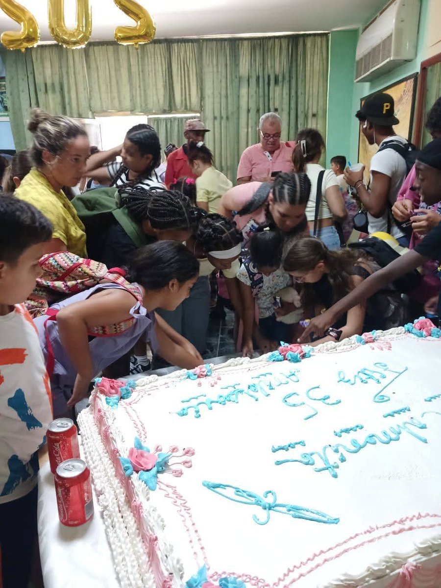 Recibimos hoy en #Guantánamo a la Colmenita de Cuba, liderada por Carlos Alberto Cremata, conjunto teatral infantil que nos visita en el territorio como parte de una gira nacional para celebrar su 35 aniversario de fundada. #CubaEsCultura.
