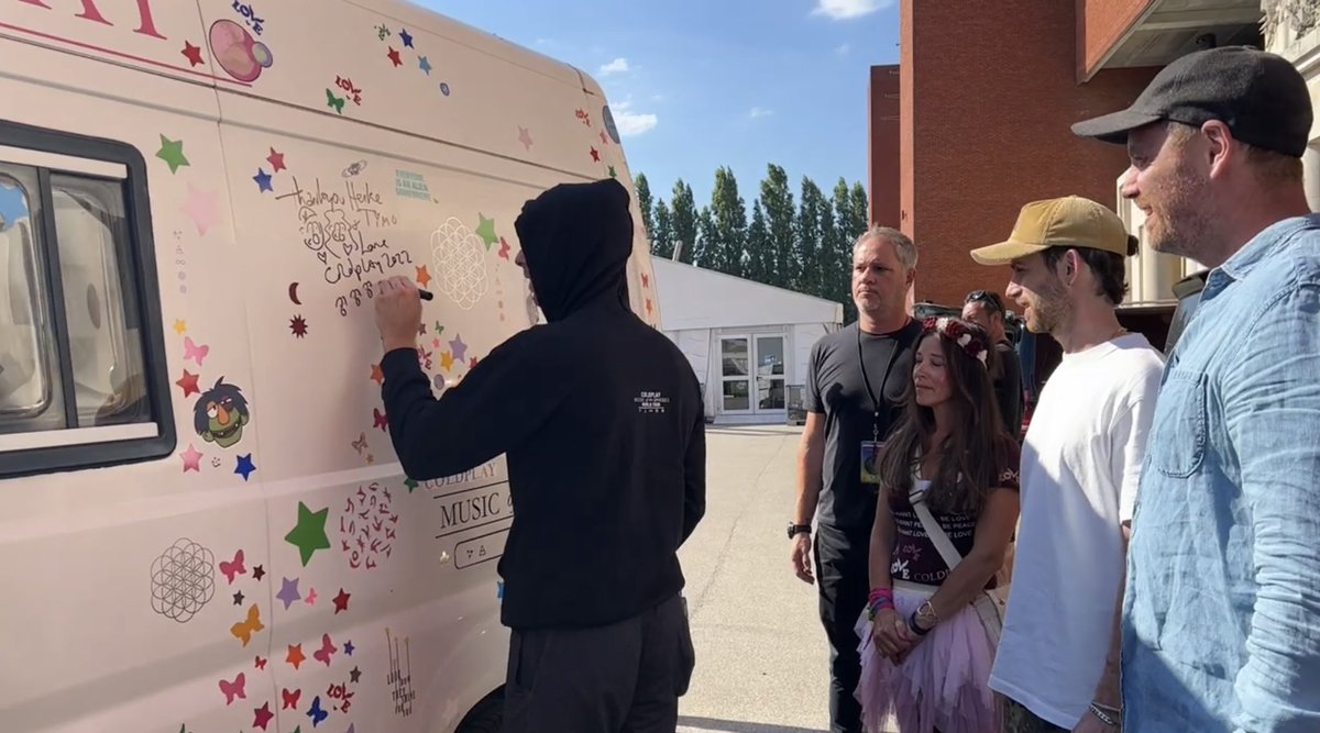 Heikilie's tweet image. Today…. 3 years ago….. my dream came true…. Coldplay signed my van ….I will never ever forget it … Thank you guys…. You don’t know what that meant to me…🥰
❤️💛💚💜💙
Thank you Phil…. 🥰🫶🏼❤️
See you in London 🥳🥰
youtu.be/ocx2afdBF4o?si…