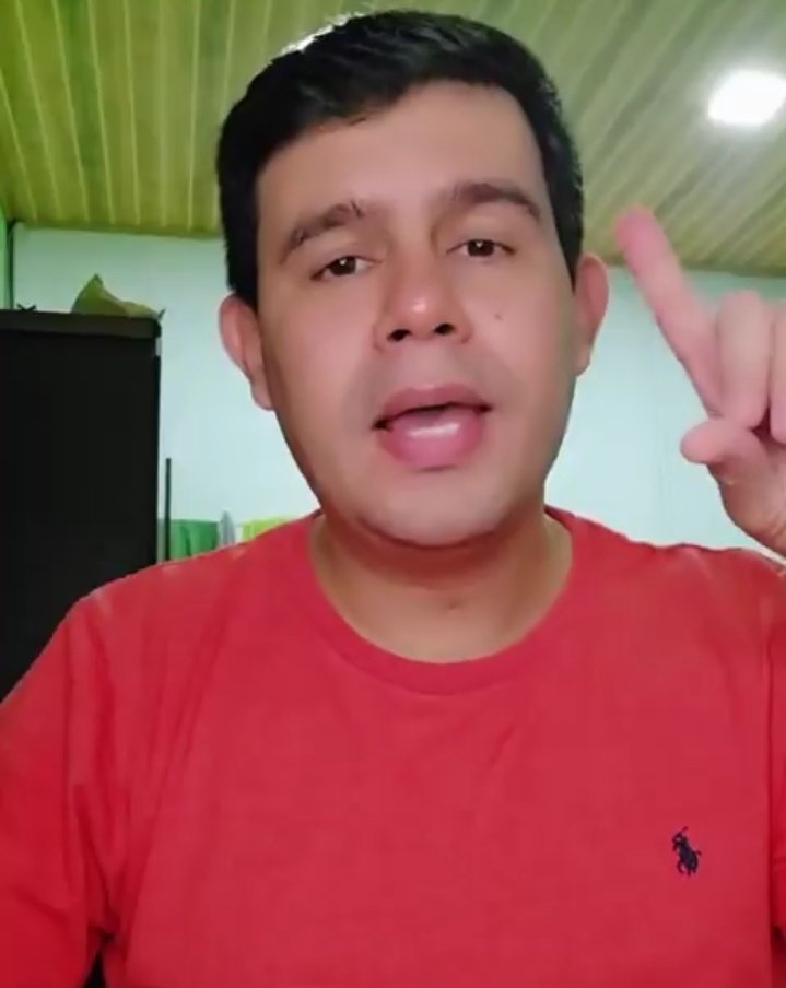 No trabaja para jimmy,
De griolis le da el culo.