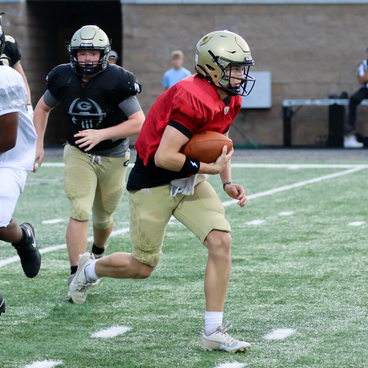 🏈Byrnes, Greer, Eastside and Riverside all got scrimmage work in last night:

🗡️Jacobi Fuller popped a 92-yard TD for Byrnes
🐝Dawson Fowler looked solid at QB for Greer
🦅🛡️Both Eastside and Riverside’s backfields had impressive evenings

➡️greernews.com/sports/byrnes-…