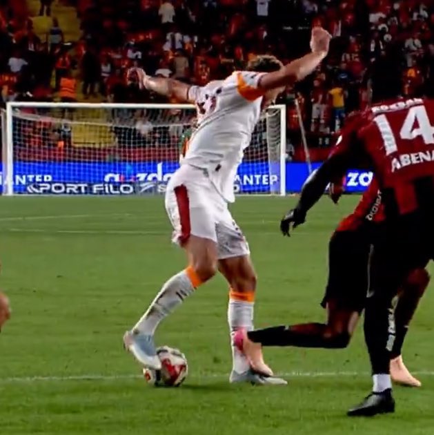 Şu 2 pozisyona penaltı değil demek için, ya futbol cahili olacaksın, ya da Galatasaray düşmanı!
Veyahut hem futbol cahili hem de Galatasaray düşmanı yani ikisi bir arada olacaksın!