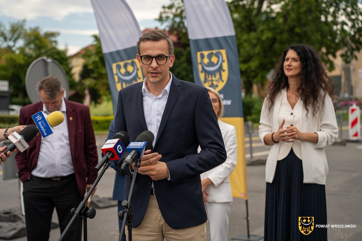 MarcinKorytko's tweet photo. 🚧 Ruszyła przebudowa Placu Wolności w #Sobótka! Jesienią 2026 r. powstanie tu nowoczesne rondo za 9 mln zł – prawie w całości sfinansowane ze środków rzadowych. Inwestycja poprawi bezpieczeństwo i przepustowość skrzyżowania. #PowiatWrocławski #Infrastruktura #Inwestycje https://t.co/4xQlyjQUQ3
