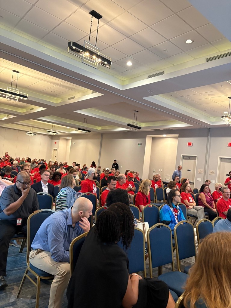 💪Dozens of residents packed the VA DEQ briefing last night, making it loud and clear: we want clean air, not more toxic gas pollution. Thanks to everyone who showed up! We won’t let Chesterfield be a sacrifice zone for dirty fossil fuels. chesapeakeclimate.org/chesterfield-r…

#NoNewGasPlants