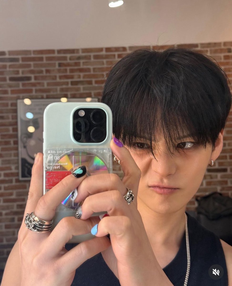 Yoshi missed his nail lmao. But that mobile case- I want it