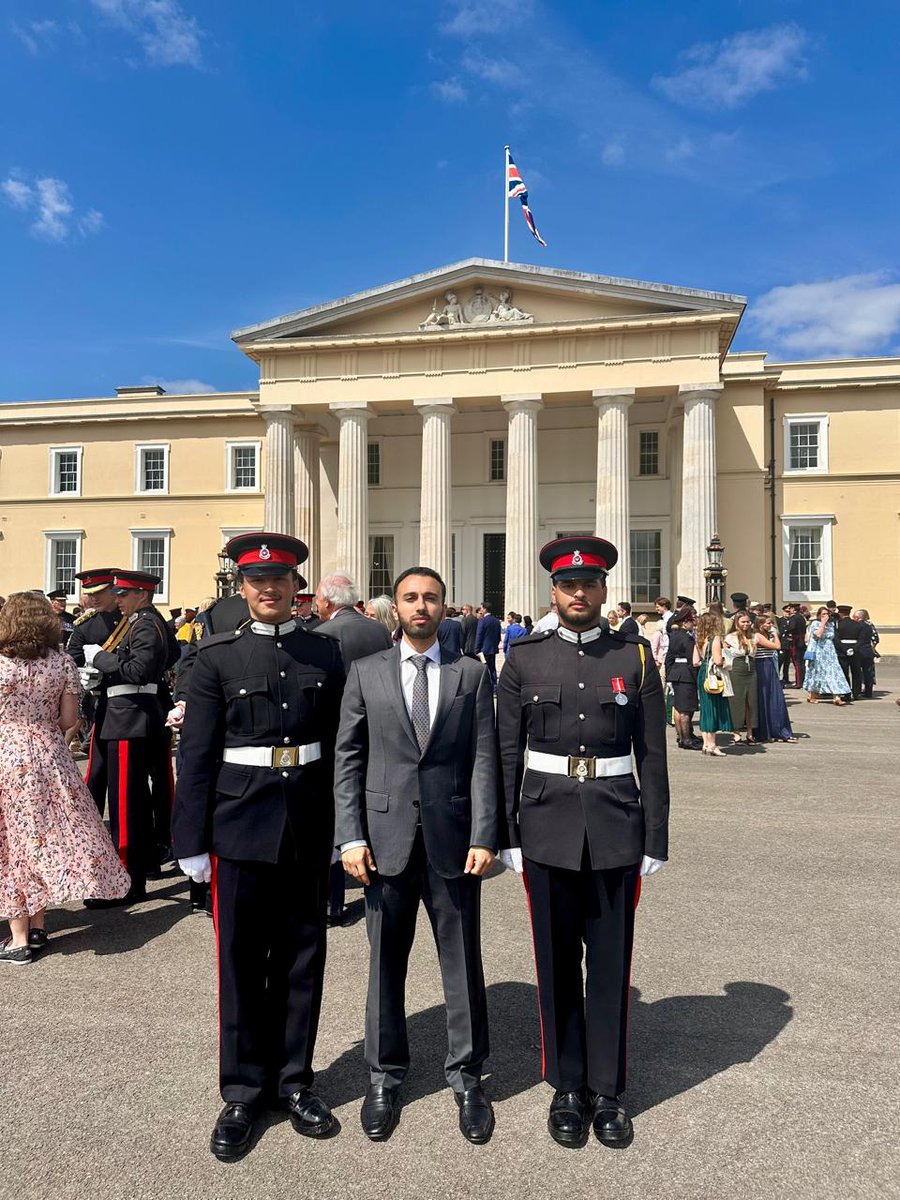 ثلاثة من أبناء المدرسة التي علّمت اليمن القيادة والوفاء…
حفيدا الزعيم علي عبدالله صالح:
علي أحمد علي عبدالله صالح و كهلان أحمد علي عبدالله صالح، يتوسطهما عمهم البطل، نجل الزعيم صخر  علي عبدالله صالح.

رموز من أسرة صنعت تاريخ اليمن وحافظت على جمهوريته… جيلٌ يحمل الإرث، ويحفظ