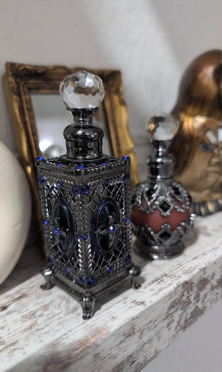 TheHonkStore's tweet photo. Hi! I finally made a scent that’s accurate to Gale’s lore. The bottle looked incredible and it just had to be for the wizard of Waterdeep! I’ll be adding it to Vinted / Etsy in the next few days 💜

#BG3 #Gale #baldursgate3 https://t.co/Bum7l2m1P3