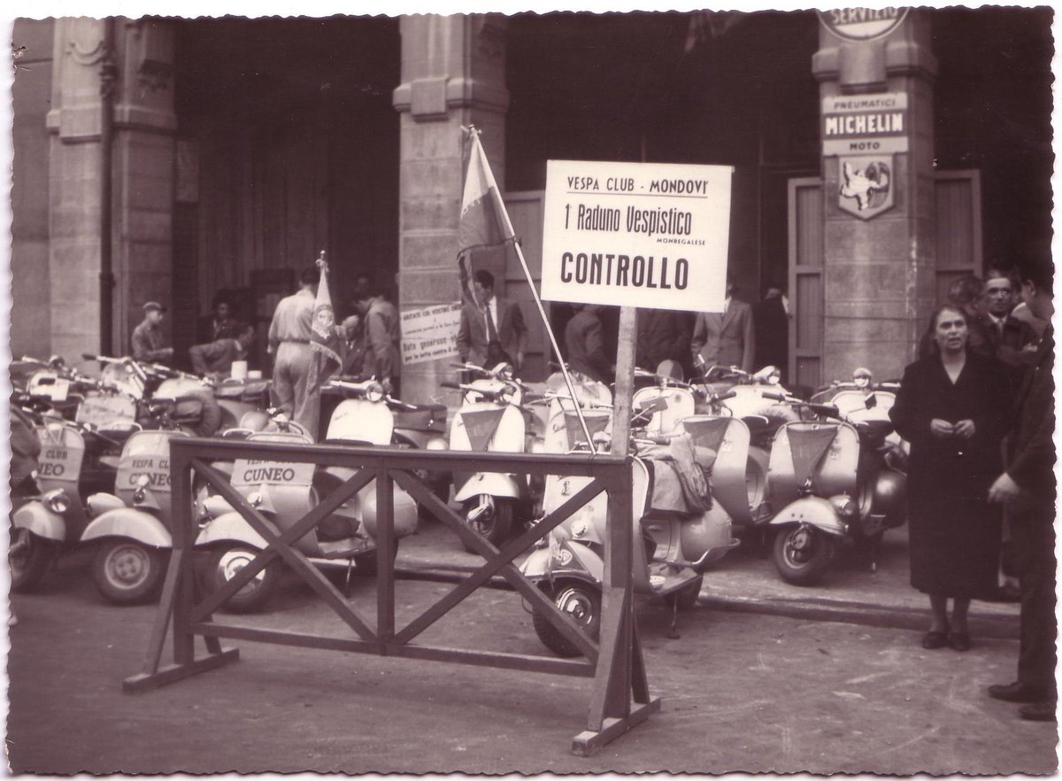 Porti dla clinica. 1955. Raduno del Vespa Club Mondovì nel dopoguerra. Archivio Mulassano. A distanza di 70 anni, nel 2025 il raduno in Piazza Maggiore con sole, musica e tantissime vespe. <a href="/ilnonnetto/">Luca Robaldo</a> <a href="/germone/">Mattia Germone</a> 
#mondovi #agosto #vespa #amore alle ore 9.