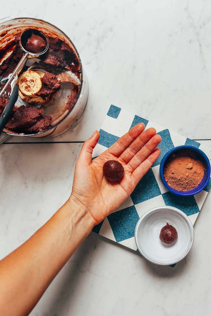 Is it sweet treat o'clock yet? 🍫😋 Asking for a friend...(and dreaming of these 10-MINUTE CHOCOLATE TRUFFLES)! 🤤 They're rich, fudgy &amp; loaded with wholesome ingredients including dates, nut butter, and cacao! Tap the link for the recipe: l8r.it/DJDJ