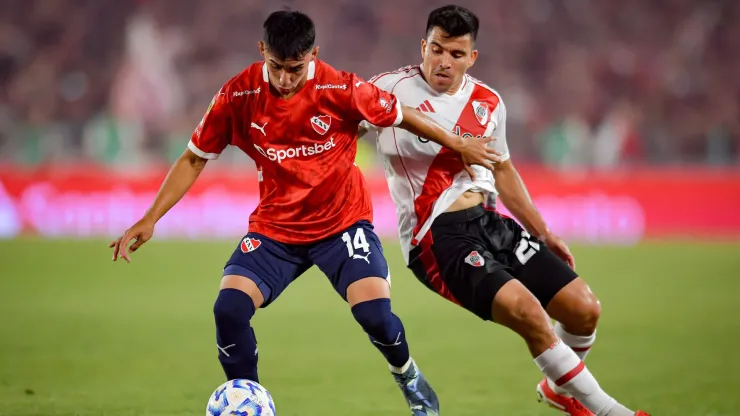 Segunda missão do dia: clássico argentino entre Independiente x River Plate. Às 18:30 na <a href="/ESPNBrasil/">ESPN Brasil</a> e no <a href="/DisneyPlusBR/">Disney+ Brasil</a> com narração de <a href="/rogeriovaughan/">Rogerio Vaughan</a>. Um pouco antes, à 18h, tem "SC Abre o Jogo" com a <a href="/glausantiago/">Gláucia Santiago</a>. 
Jogão! Saudades do Argentinão!