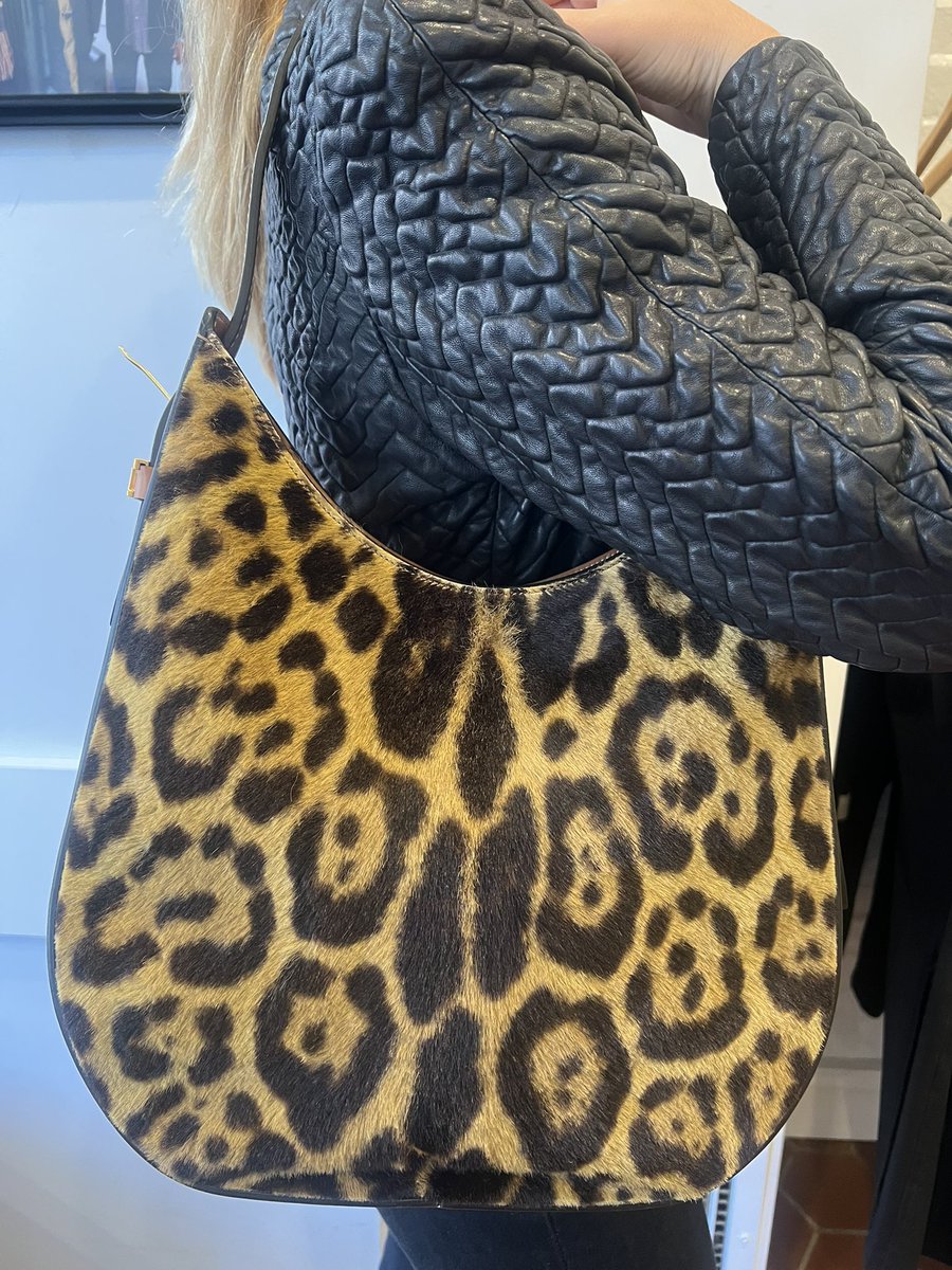vintagetastebos's tweet image. Ava can’t decide between this Gucci Dionysus bag &amp;amp; Tod’s leopard calf hair bag at Vintage Taste, but since she has all the money in the world why not buy both?! 

Click our website Product page for designers, sizes &amp;amp; prices. 

#womensconsignment #highendfashion #designerhandbags