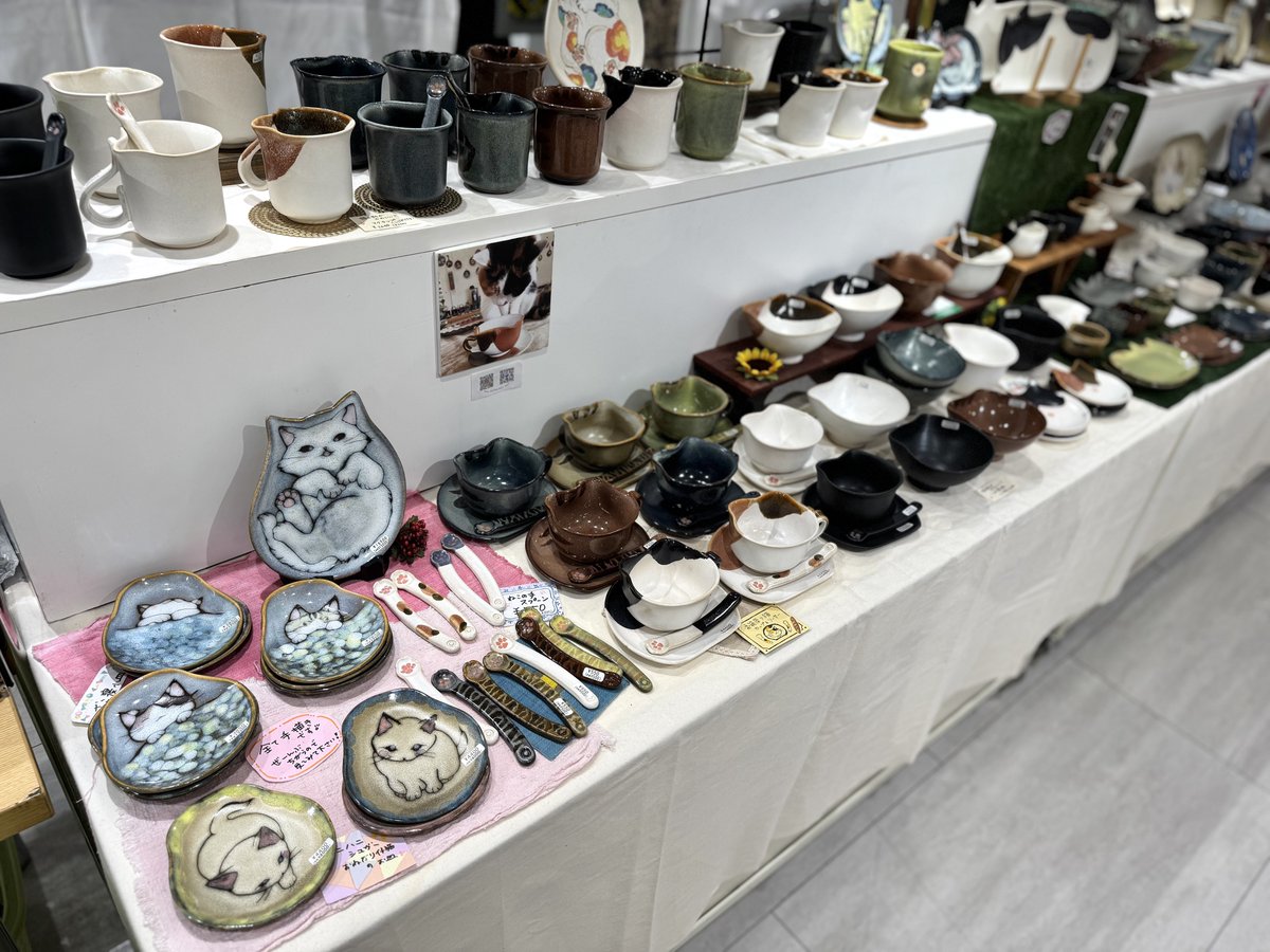 odakyu_s's tweet photo. 7階＝イベントスペースの「新宿にゃあ博」に出店中の＜布引焼窯元 森のこみち 小嶋亮子＞では、大胆なデザインと繊細な絵付けが特徴の陶器がずらり☕思わず「かわいい❤」とつぶやいてしまうカップやお皿などは、暮らしに癒しをもたらしてくれそうです😊8/11(月・祝)までの開催なのでお見逃しなく🏃‍♀️ https://t.co/M1eKIt57Z1