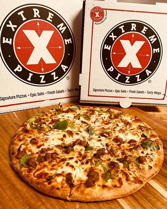 In search of tasty freshly baked pizza to kick off your weekend? Get #ExtremePizza 🍕 #pizza #pizzatime #friday #fridaynight #fridayvibes #vibes #mood #fridaymood #weekendplans #weekend #pizzatime #foodie #foodiefavorites #pov #summervibes #pizzadelivery #dinner #datenight