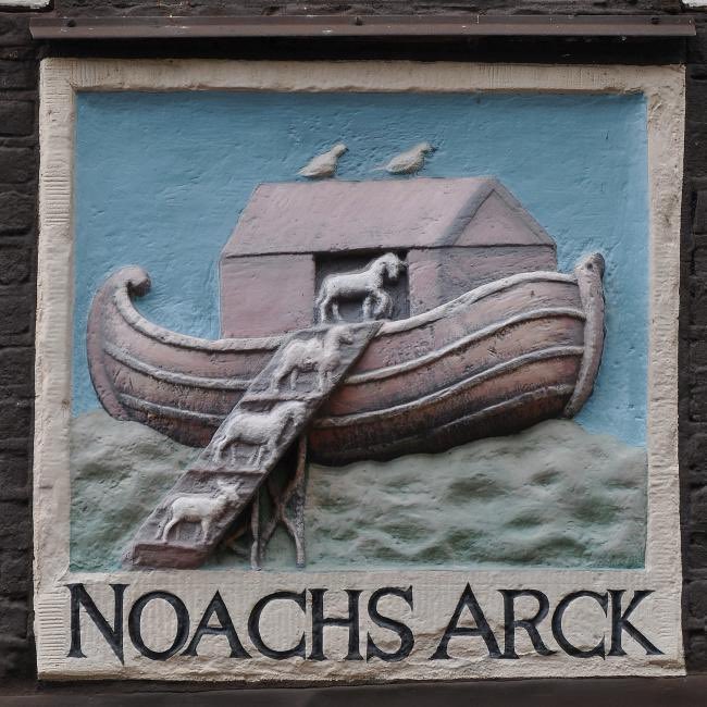 We gaan weer #collectievissen  naar #dierentuin  
Gaan naar de eerste 
De gevelsteen toont de Ark van Noach op een berg.
 
Het is een vereenvoudigde voorstelling van de inscheping van de dieren in de Ark van Noach (Genesis 7:1).

amsterdamsegevelstenen.nl/zandhoek-4_02