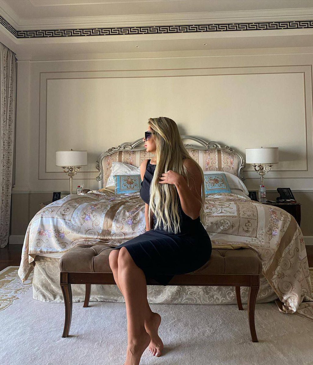 يعني اي مفيش فحل يعشرني و يكون معاه صور فنانات 🥵