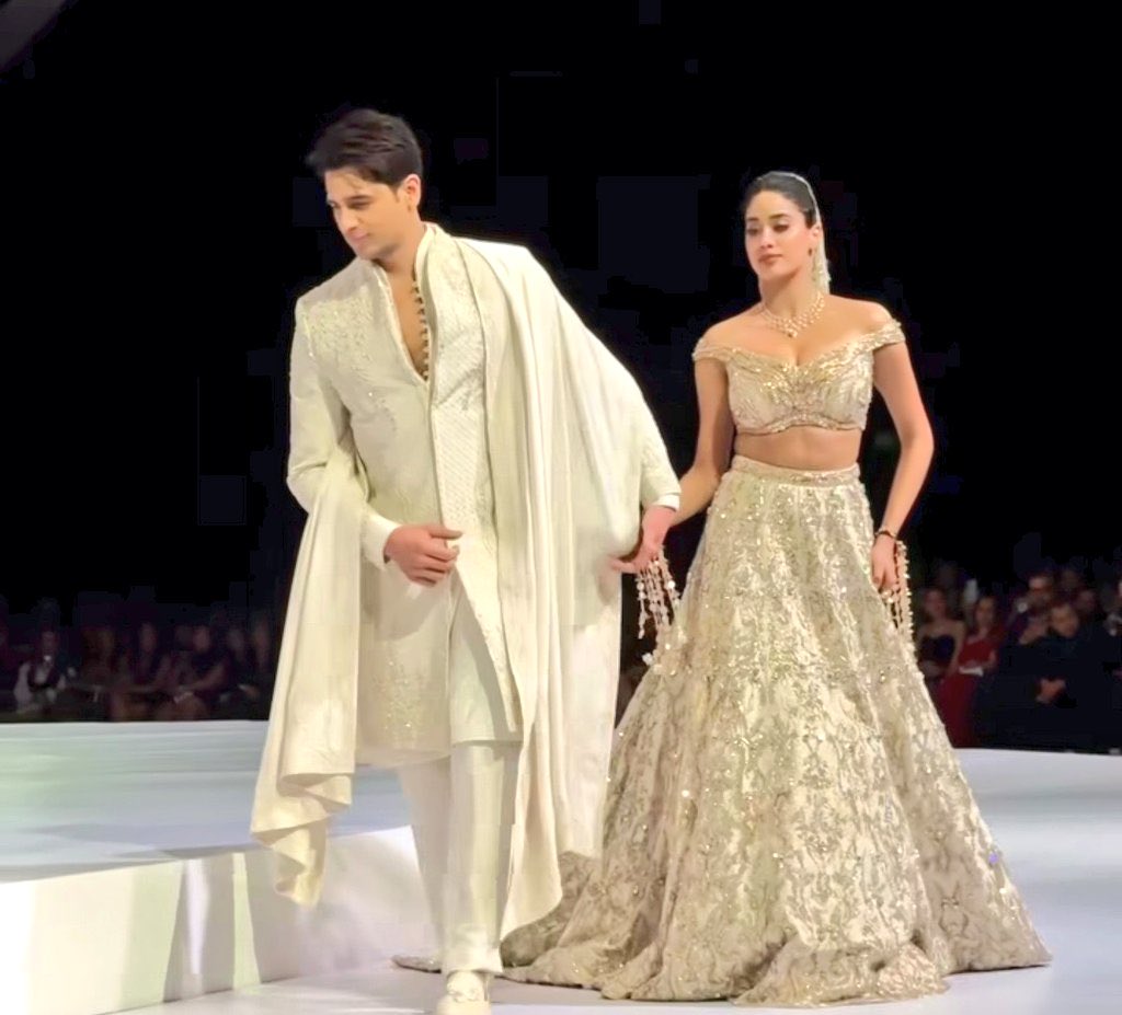 enchantingishq's tweet photo. PRINCE CHARMING AND PRINCESS https://t.co/1dhl7fwFMl