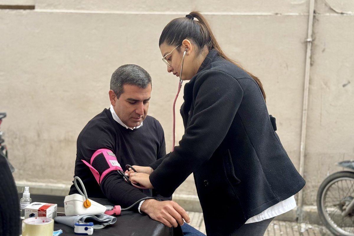 Acompañamos a la Juventud Radical La Celestino en su actividad solidaria, realizada en el marco del Día de la Niñez; ofrecieron controles de parámetros vitales a cambio de juguetes y golosinas.

Celebramos su compromiso y vocación de servicio.