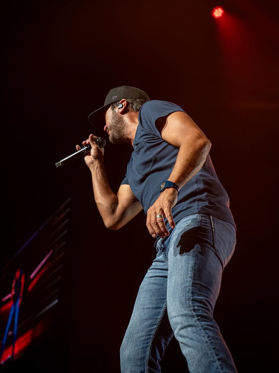 Y’all brought it last night in Columbia! Thanks for a great time, see y’all soon in Boston &amp; Hartford #CountrySongCameOnTour