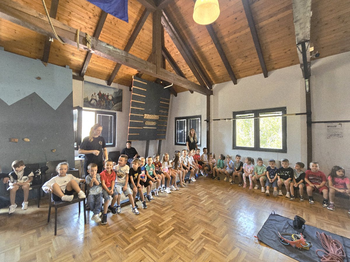 Aktiviteti i rradhës në ngjitje u zhvillua me femijët e kopshtit @kindernest_academy . Edhe pse nga mosha mjaft të vegjël, vëmendja e tyre ishte shumë në nivel.
°
Sporti është shëndeti i gjeneratave ndërsa angazhimi i fëmijve në sport është obligim shoqëror 🥇