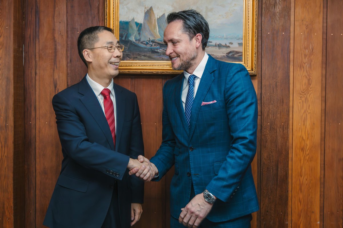 Hoy sostuvimos un provechoso encuentro con el embajador de <a href="/ChinaEmbajada/">Embajada de China en Chile</a>, Niu Qingbao, con quien ya nos habíamos reunido en Santiago en abril pasado, para generar lazos entre #PuertoMontt y ciudades chinas con las que podamos intercambiar experiencias y conocimiento.