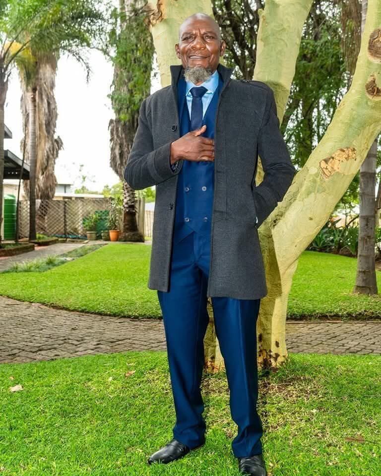 Sungura legend, Nicholas ‘Madzibaba’  Zakaria is admitted at Chitungwiza Central Hospital where he is battling diabetes.

Madzibaba once said his legs were swollen and was finding it difficult to make ends meet. 

Get well soon "Senior Lecturer".