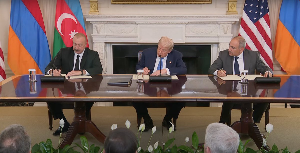 caseshotTR's tweet photo. #SONDAKİKA:

BEYAZ SARAY'DA TARİHİ GÜN

ABD Başkanı Trump, Beyaz Saray'da düzenlenen zirvede, Azerbaycan Cumhurbaşkanı Aliyev ve Ermenistan Başbakanı Paşinyan ile üçlü bir mutabakata imza atıldı.

#Trump #Aliyev #Azerbaijan