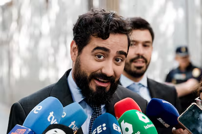 Señor Lepisma 🤏🐦 (@srlepisma) on Twitter photo últimas fake news periódicas/paródicas del <a href="/SrLepisma/">Señor Lepisma 🤏🐦</a>: EEUU está gobernado por un pedófilo (broma) últimas fake news periódicas/paródicas del <a href="/SrLepisma/">Señor Lepisma 🤏🐦</a>: EEUU está gobernado por un pedófilo (broma)