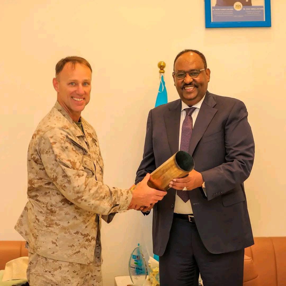 Omar_Hayier's tweet image. Hulskan waa qobka gantaal/madfac ama qolof bir ah oo ka haray  ka dib markii la riday gantaal culus ama madfac, kaasi oo bartilmaameedkiisii ku qarxay. 

Waa madfaca  rasaasta culus ee 105mm kuwaas oo ay adeegsadaan ciidamada Mareykanka marka ay duqeyn ka fuliyaan meel fog,…