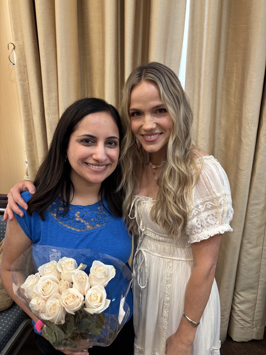 The absolute lovely and funny and immensely talented Alexa Havins ❤️. I really wanted to meet her and so glad I had the chance.  I’m holding flowers that Cynthia got me for my bday 🥹 and I love how they match Alexa’s dress.  Wedding pic??? I ship #Seemlu 😂 #FCW #GH