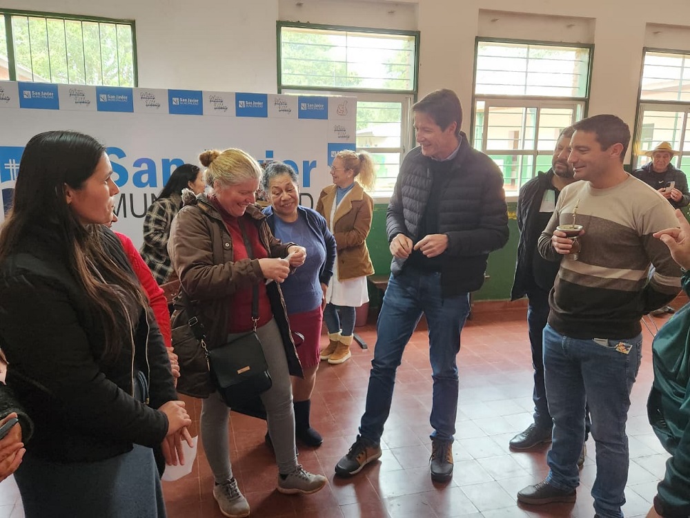 jorgekurrle's tweet image. Control de salud, anteojos, trámites de DNI y garrafas accesibles: más de 400 personas asistieron al #operativo “#Estamos con #Vos"

La Escuela 626, en el Paraje María Auxiliadora, en San Javier, fue el punto de encuentro de un nuevo operativo de Estamos con Vos, que convocó a