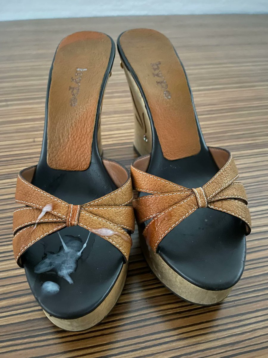 Que sandalias por dios!!!! Imposible no dejarlas llenas de leche, quiero ver cuando su dueña pise mi leche sin saber como disfrute de sus ricas y olorosas sandalias.