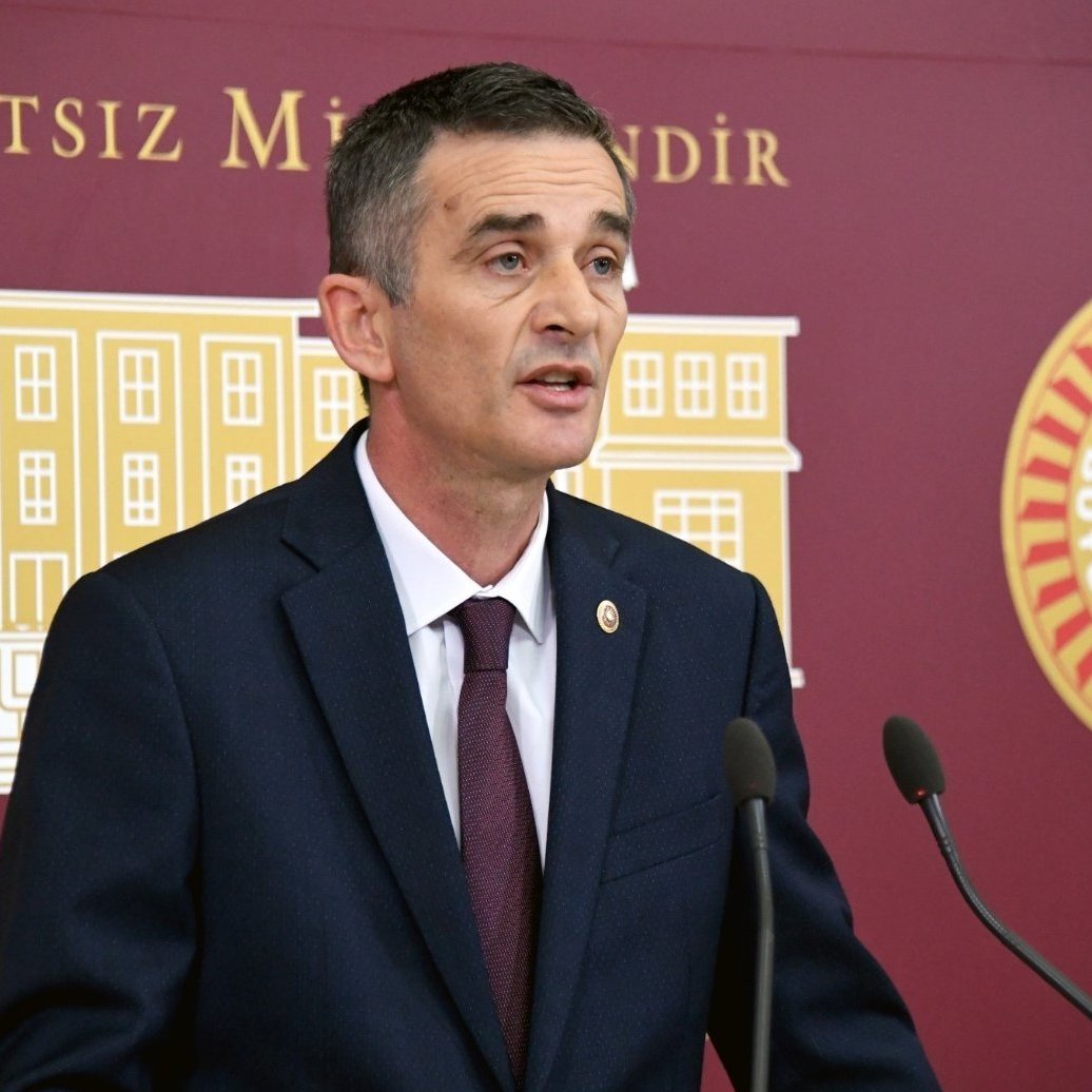 Ümit Dikbayır: “Bugün ihtiyacımız olan, yeni bir 'lider' veya parti değil; dağılmış olan milli direniş hattını bir araya toplamaktır. 

Bu kaçınılmaz sorumluluk milliyetçi tabanın liderlerindedir.”