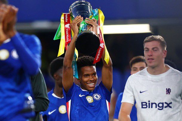 TouchlineX's tweet photo. ESTEVAO WINS HIS FIRST CHELSEA TROPHY AFTER HIS CHELSEA DEBUT! 🔥 https://t.co/jFvm0SIA34