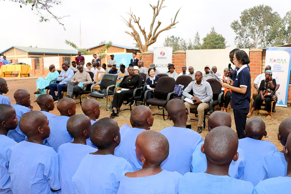 nrs_rwanda's tweet photo. Today, the KOICA Rwanda Alumni Association (KORAA) &amp;KOICA Country Director visited Gitagata Rehab Center and educated rehab beneficiaries on "Social Medicine &amp;Social Determinants of Health in Rwanda," urging the youth to lead the fight against delinquency &amp; drug abuse. https://t.co/SVhaIos2qW