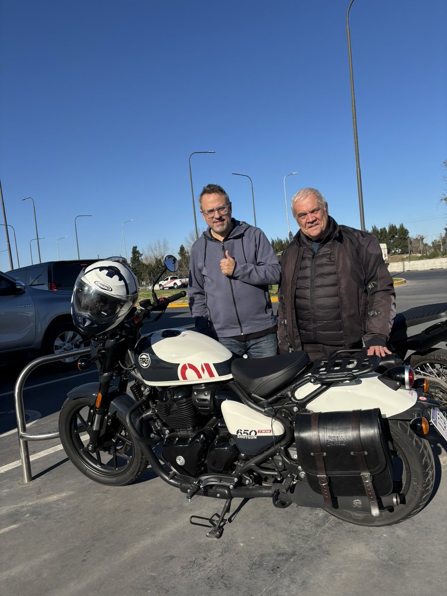 Con Raúl de San Isidro en una estación de servicio del acceso oeste. Su preocupación: los afanos. Como todo motociclista, debe sentirse cuidado y no amenazado cada vez que recorre nuestra Provincia!