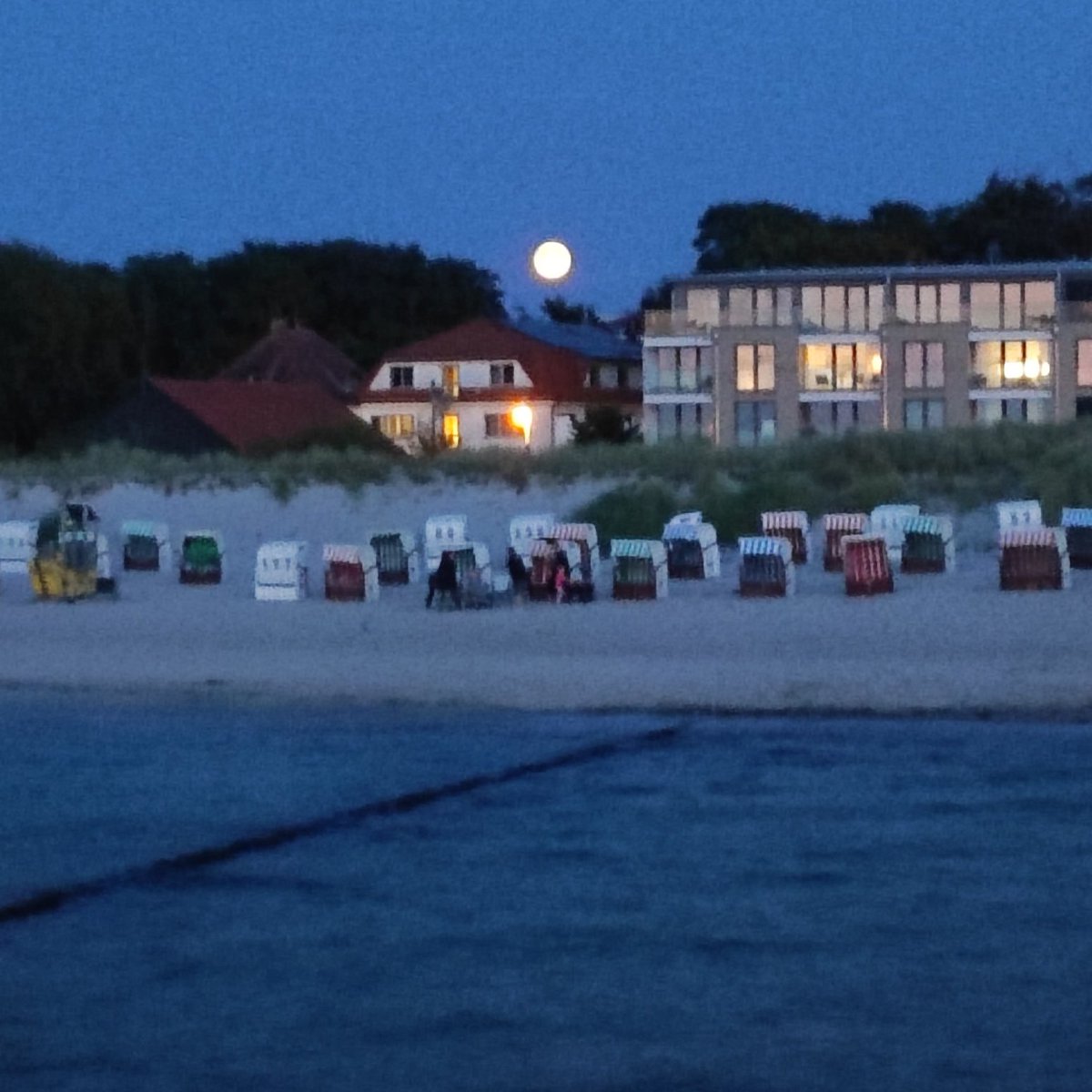 Der Vollmond.

#ostsee
#fullmoon