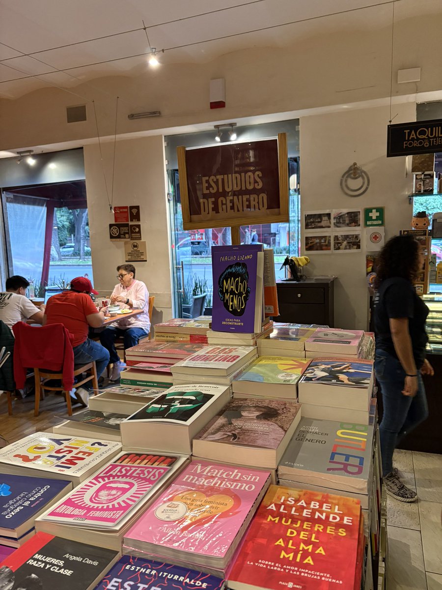 Saqué el teléfono viendo libros en mi sección favorita y sin querer se tomó una foto