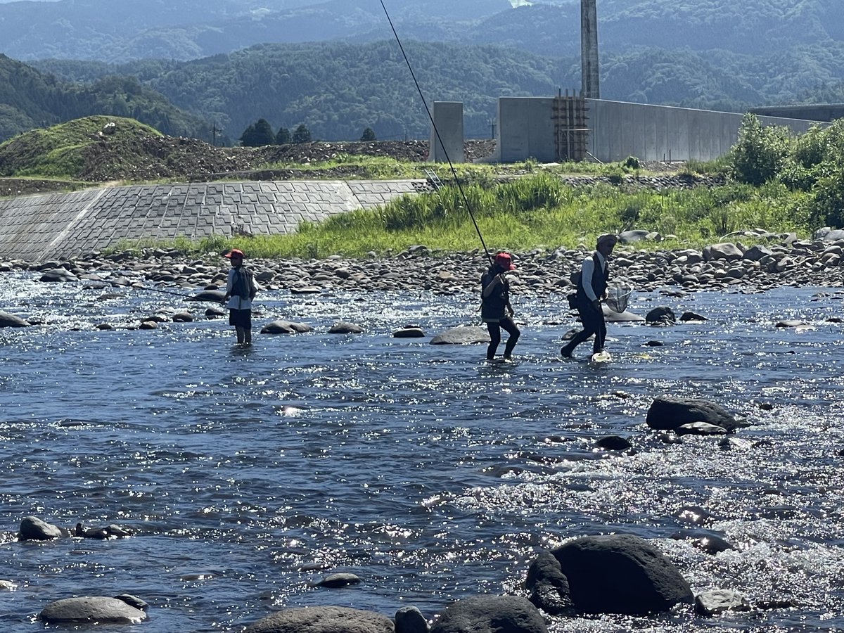 アユ友釣り体験 中止のお知らせ

8/10および8/11に開催を予定しておりました「アユ友釣り体験」ですが、
当日の悪天候が予想されるため、安全を最優先に考え、やむを得ず中止とさせていただくことになりました。
ご参加を楽しみにしてくださっていたところ、大変申し訳ございません。