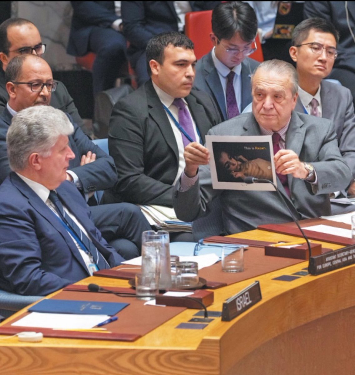 🚨🇺🇳🇮🇱🇩🇿 Lors d’une réunion du Conseil de sécurité de l’ONU à New York sur le conflit israélo-palestinien, l’ambassadeur d’Algérie a brandi devant le ministre israélien des Affaires étrangères la photo d’un enfant palestinien gravement malnutri, victime de la famine à #Gaza
