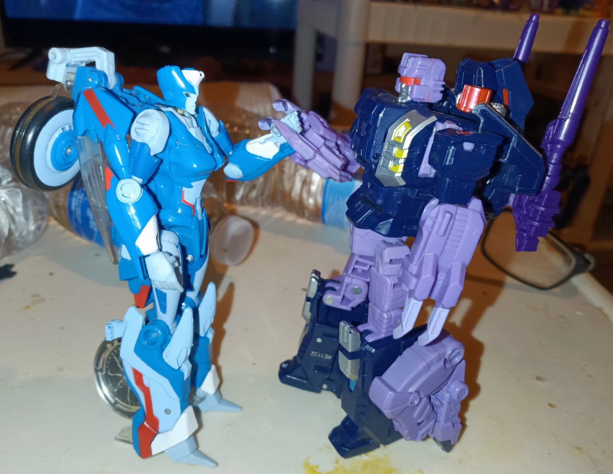 alex_lemonds's tweet photo. #Transformers 
#IDW 
#Terrorcons 
@PerspectiveEnd 
🎵Tale as old as time, song as old as rhyme. Beauty &amp; The Blot.🎵 https://t.co/A753bQt7Bf