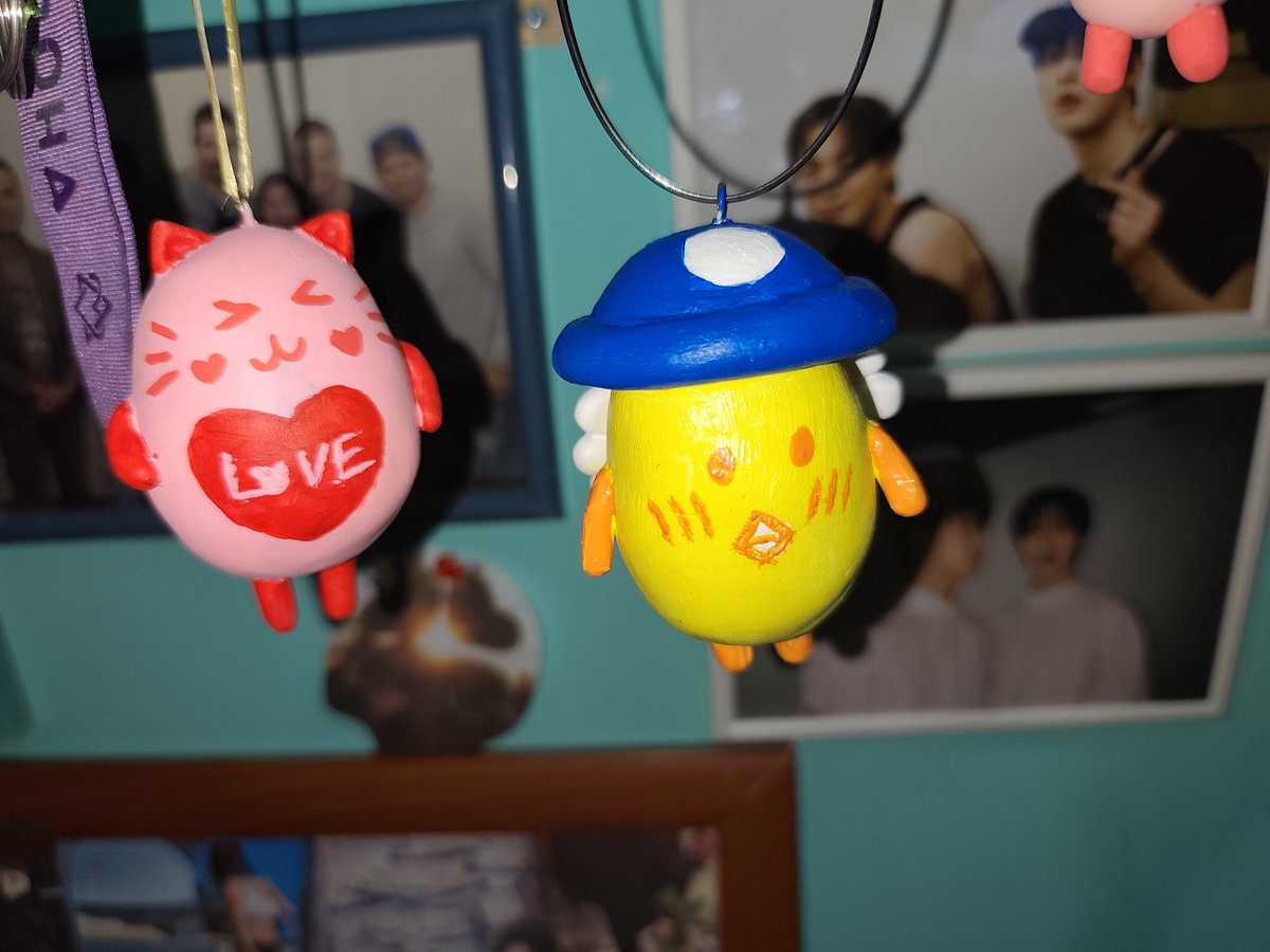 EnanaC's tweet photo. Una mezcla de emociones. Verlo en persona ha sido demasiado irreal.  Uno de los sueños mas hermosos cumplidos. Trabajé todo el mes haciendo los freebies y un detalle para el. No se los pude pasar, pero los vió varias veces y me quedo c/ eso junto a sus ojitos preciosos al cantar https://t.co/V1Yw0O55Kq