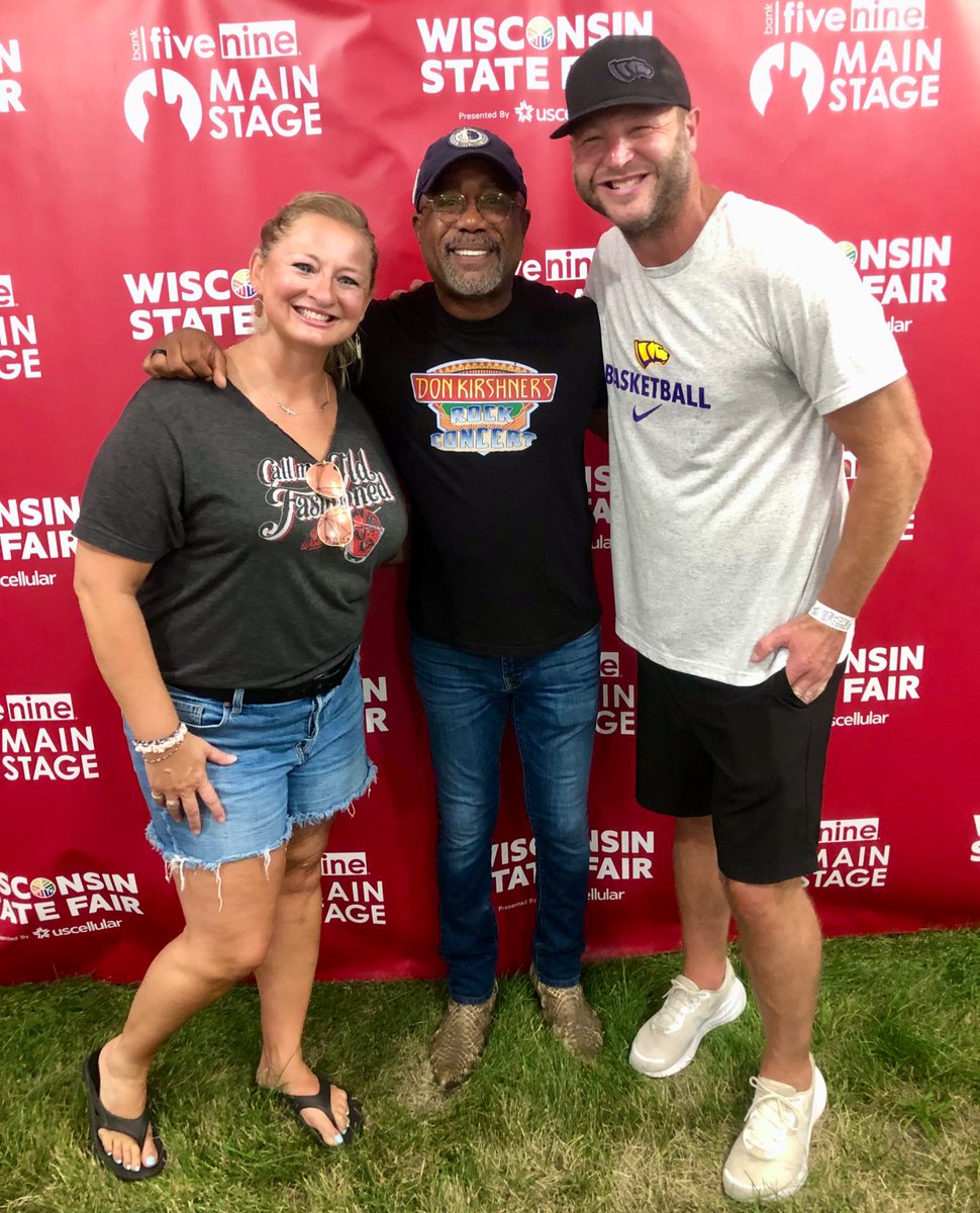 CoachHockett's tweet image. Who’s got it better than we do❓❓❓

NOBODY‼️‼️‼️

Can’t wait for @dariusrucker 🎶 soon…

HUGE THANKS 🙏 to @dpshow for making this dream a reality 💜💛

🙏 #AnniversaryGoals #LoveLove ❤️